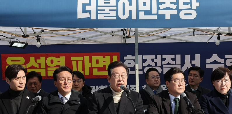 이재명 더불어민주당 대표가 지난 19일 서울 종로구 경복궁역 부근 광화문 민주당 천막농성장에서 열린 현장 최고위원회의에서 발언하고 있다. /연합뉴스