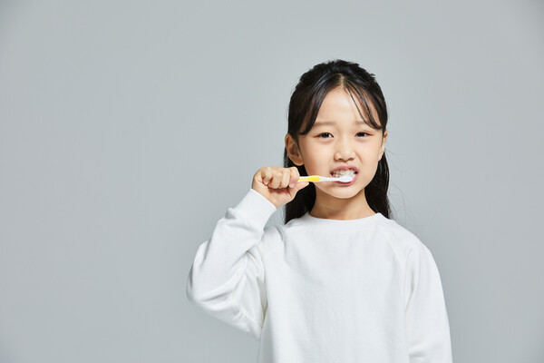 3~6세 유아는 치아에 직각으로 칫솔모를 대고 넓게 원을 그리듯이 문지르며 치아를 닦는 폰즈법이 유용하다. /게티이미지뱅크