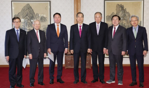 한덕수 대통령 권한대행 국무총리가 27일 서울 종로구 총리공관에서 경제6단체장과 간담회에 앞서 기념촬영을 하고 있다. 왼쪽부터△ 윤진식 한국무역협회장 △손경식 한국경영자총협회 회장 △최태원 대한상공회의소 회장 △한 권한대행 △류진 한국경제인협회 회장 △김기문 중소기업중앙회 회장 △최진식 한국중견기업연합회 회장. /연합뉴스