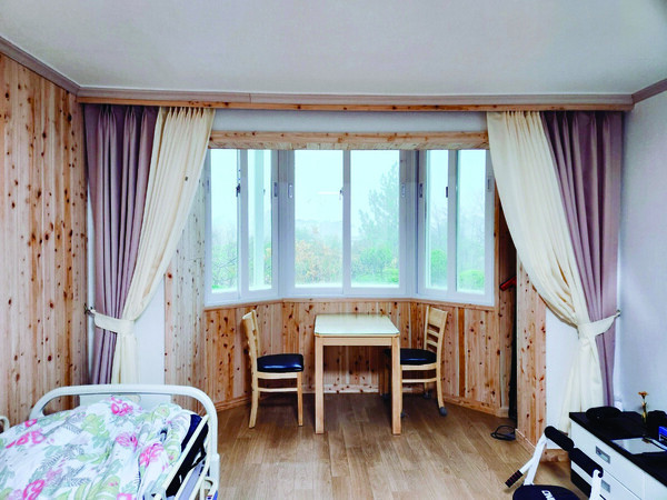 편백으로 리모델링한 입주 세대 내부 /공주원로원 제공