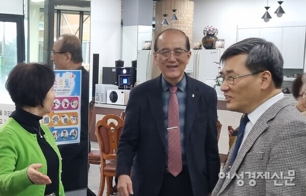 입주민과 반갑게 인사를 나누는 오정호 대표./이한세 객원기자