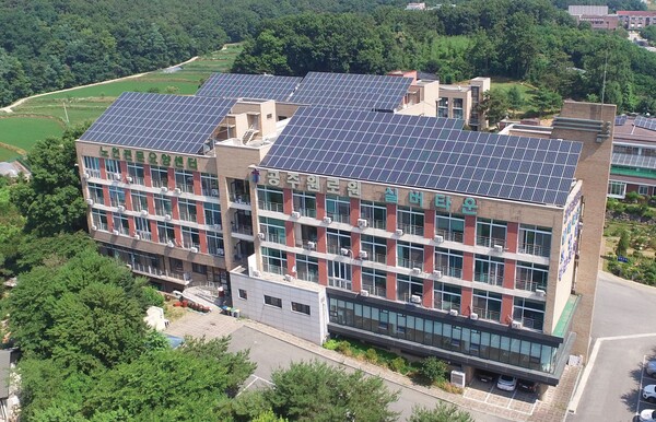 옥상에 태양광 설비를 갖춘 공주원로원./공주원로원 제공