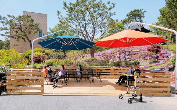 봄이 되면 꽃이 만발하는 공주원로원 파라솔 쉼터./공주원로원 제공