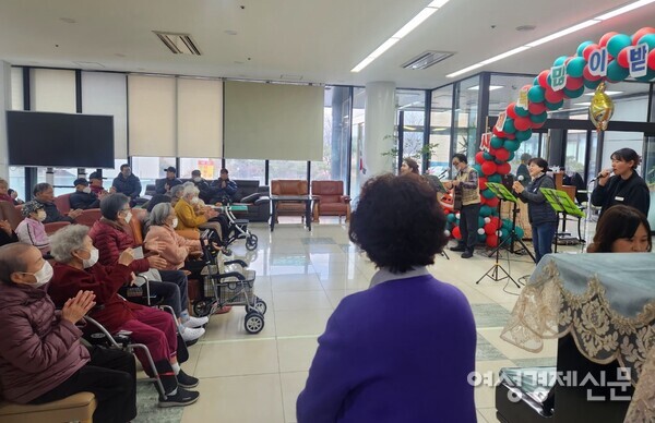 외부 후원자들에 의해 정기적인 위문공연이 펼쳐지고 있다./이한세 객원기자