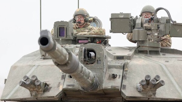 러시아 접경지역 에스토니아 주둔 영국군 기지에서 탱크를 탄 윌리엄 왕세자 /로이터=연합뉴스