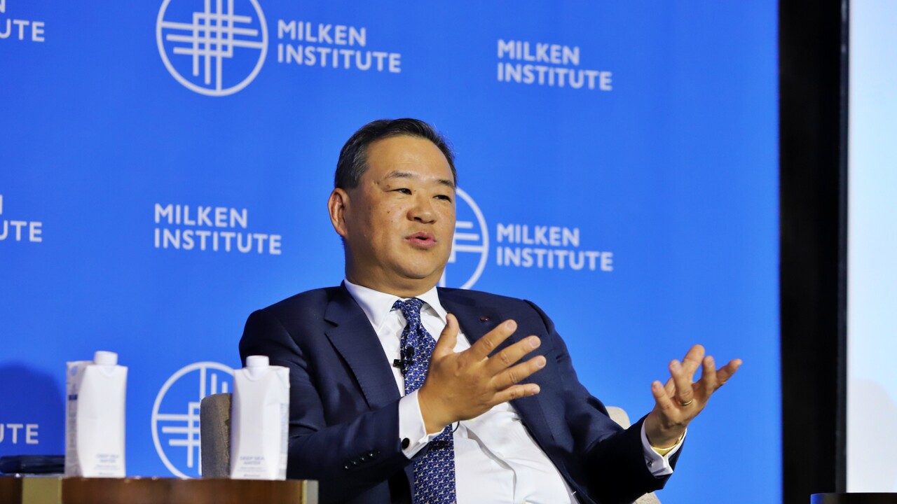 김상현 롯데 유통군 총괄대표 부회장이 27일 서울 종로구에 위치한 포시즌스 호텔 서울에서 개최된 '밀컨 연구소 코리아 디너'에서 ‘지평선에 선 대한민국, 변화하는 비즈니스 및 투자 환경’ 연사로 발언하고 있다. /롯데유통군HQ