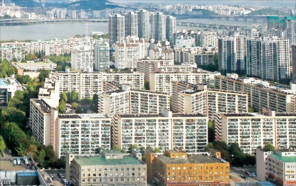 재건축 사업이 추진되고 있는 서울 서초구 잠원동 신반포4차 아파트 단지 /연합뉴스