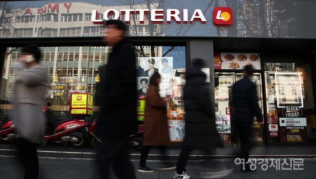 최근 햄버거 프랜차이즈 롯데리아가 판매하고 있는 햄버거 상품권에 유효기간이 빠져있어 소비자들로부터 비판이 일고 있다./ 양문숙 기자photoyms@seoulmedia.co.kr