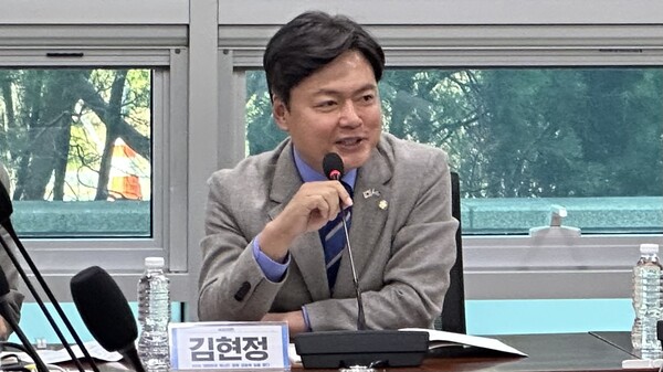 국회 정무위원회 소속 김현정 더불어민주당 의원이 28일 오후 국회 의원회관에서 열린 '2025 더희망 금융포럼 간담회'에서 발언을 하고 있다.  /서은정 기자