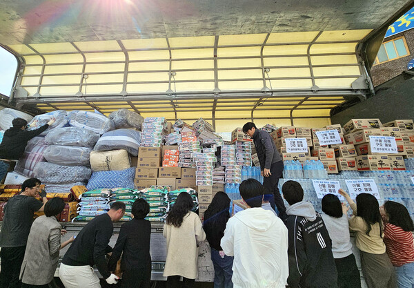 28일 광주 북구청 광장에서 구청 직원들과 후원단체가 산불 피해를 본 경남 산청과 하동 주민들을 돕기 위한 생수, 빵, 라면, 담요 등의 구호 물품을 차량에 싣고 있다. /연합뉴스