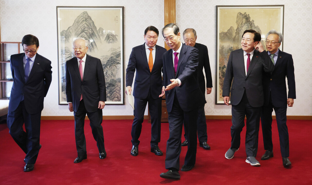 한덕수 대통령 권한대행 국무총리가 27일 서울 종로구 총리공관에서 경제6단체장과 간담회에 앞서 기념촬영을 마친 뒤 자리로 이동하고 있다. 왼쪽부터 윤진식 한국무역협회장, 손경식 한국경영자총협회 회장, 최태원 대한상공회의소 회장, 한 권한대행, 류진 한국경제인협회 회장, 김기문 중소기업중앙회 회장, 최진식 한국중견기업연합회 회장. /대통령실통신사진기자단