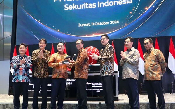 작년 10월 인도네시아 현지에서 열린 상장 기념식에서 김성환 한국투자증권 사장(왼쪽 3번째)과 제프리 헨드릭 IDX 이사(왼쪽 4번째) 등 관계자들이 기념사진을 촬영하고 있다. /한국투자증권