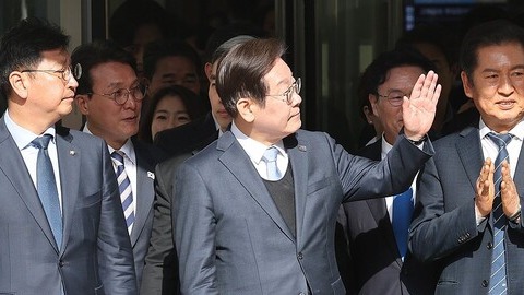 더불어민주당 이재명 대표가 26일 서울중앙지법에서 열린 공직선거법 위반 사건 항소심에서 무죄를 선고받은 뒤 지지자들을 향해 인사하고 있다. /연합뉴스