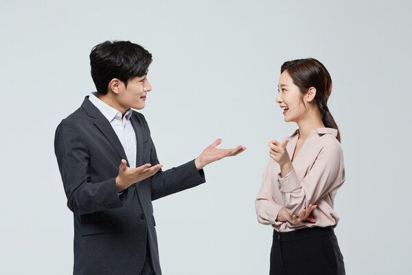 우리 앞에는 두 개의 갈림길이 있는데 하나는 갈등과 상처로 향하는 길이고 다른 하나는 이해와 협력으로 가는 길이다. /게티이미지뱅크