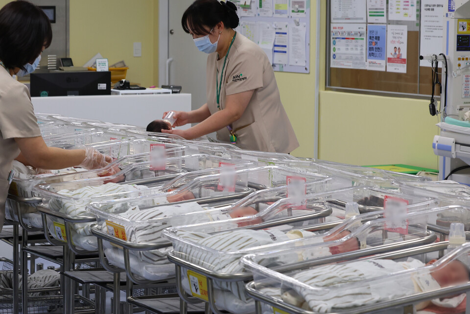 지난달 26일 인천 미추홀구 아인병원에서 의료진이 신생아들을 보살피고 있다. /연합뉴스