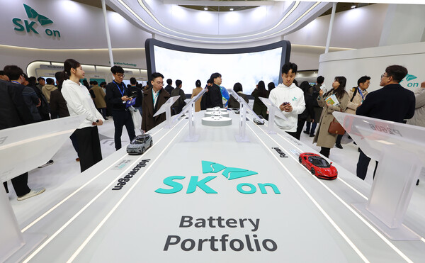 서울 강남구 코엑스에서 열린 2024 인터배터리(INTER BATTERY) SK온 부스에 자사의 배터리를 사용한 전기차 모형이 전시돼 있다. /연합뉴스