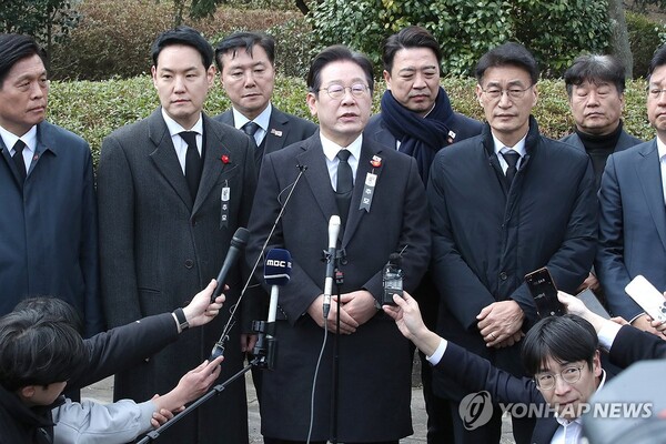 3일 오전 제주시 봉개동 제주4·3평화공원에서 열린 제77주년 제주4·3 희생자 추념식 직후 더불어민주당 이재명 대표가 취재진을 만나 질의응답하고 있다. /연합뉴스