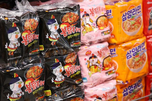 서울의 한 대형마트에 진열된 불닭볶음면 등 삼양식품 제품 /연합뉴스