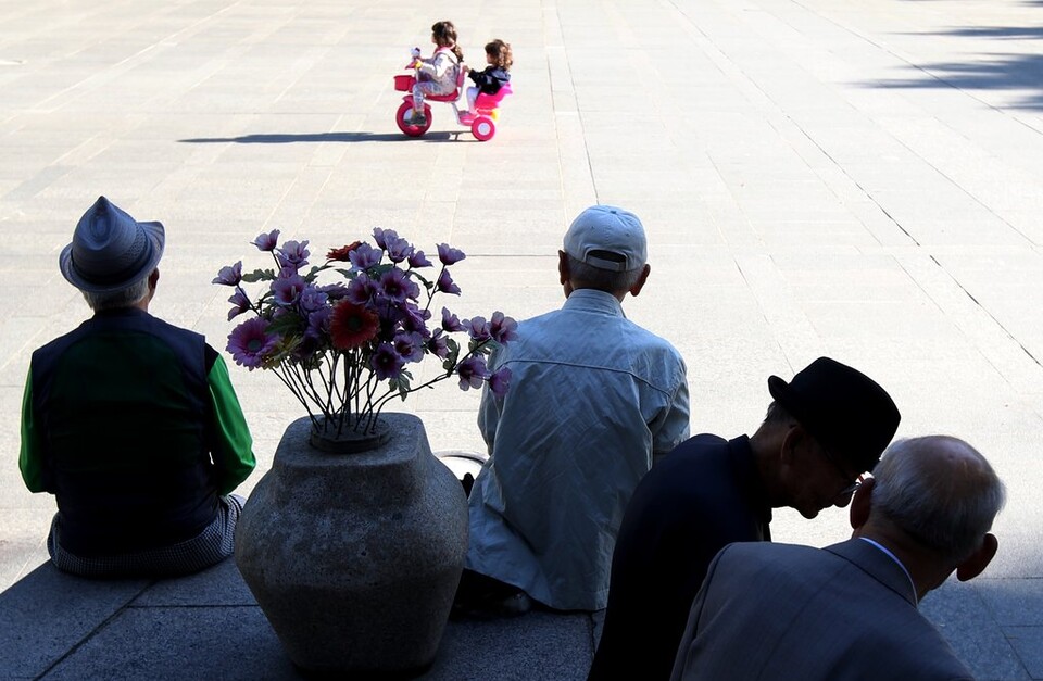 고령층과 자녀 세대가 함께 거주하는 '세대 공존형' 주거 모델이 수면 위로 떠올랐다. 고령 인구가 빠르게 늘어나는 상황에서 세대 혼합형 주거는 피할 수 없는 흐름으로 분석된다. /연합뉴스
