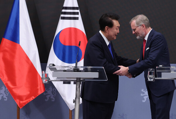 윤석열 대통령이 지난해 9월 20일 프라하 체코 정부청사에서 한·체코 공동언론발표를 마치고 페트르 피알라 체코 총리와 악수하고 있다. /연합뉴스