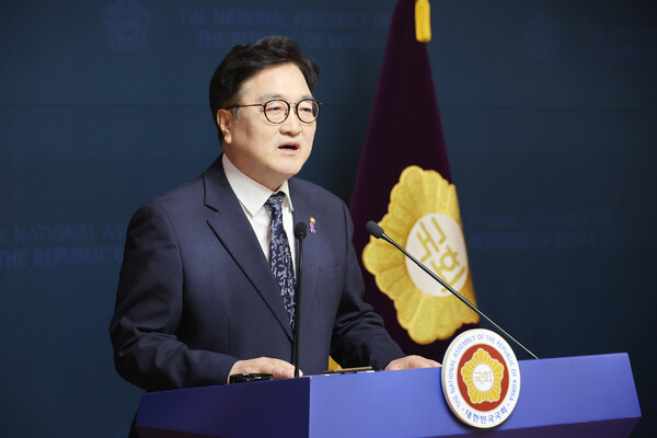 우원식 국회의장이 6일 서울 여의도 국회 사랑재에서 개헌 관련 기자회견을 하고 있다. /연합뉴스