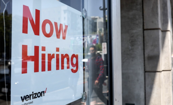 미래 영업이익에 대한 불확실성이 커지면 기업은 투자를 줄이고 이는 고용과 소비를 감소시켜 경기 침체를 야기한다. /AFP=연합뉴스