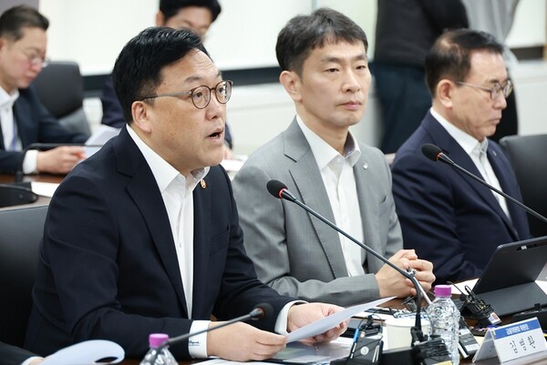 김병환 금융위원장(왼쪽에서 첫 번째)이 7일 정부서울청사에서 4대 금융지주 회장과 정책금융·유관 기관장을 소집해 금융상황 점검회의를 열고 기업에 적기 자금 공급이 이뤄질 수 있도록 해달라고 당부했다. /금융위원회