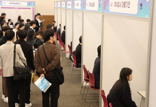 청년층 고용보험 가입자 수가 33개월 연속 감소했다. /연합뉴스