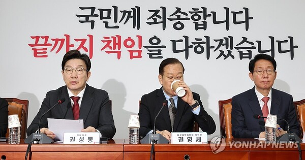 국민의힘 권성동 원내대표(왼쪽)가 7일 국회에서 열린 비상대책위원회의에서 발언하고 있다. /연합뉴스