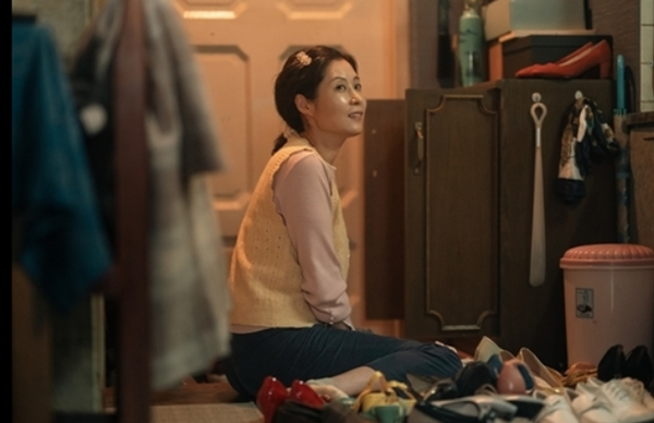 금명이와 이야기하는 애순의 모습에서 엄마를 떠올릴 수밖에 없었다. /사진=넷플릭스