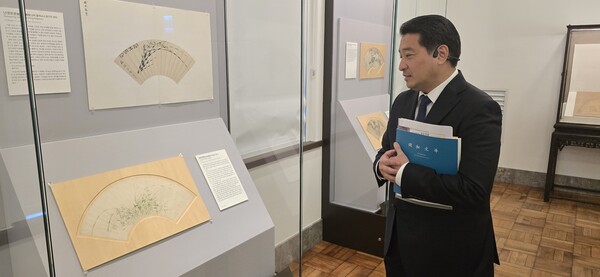 간송미술관 전인건 관장은 2층 조선 시대 작품 중 난생유분(蘭生有芬)과 분분청란(芬芬靑蘭)을 소개했다. /최영은 기자