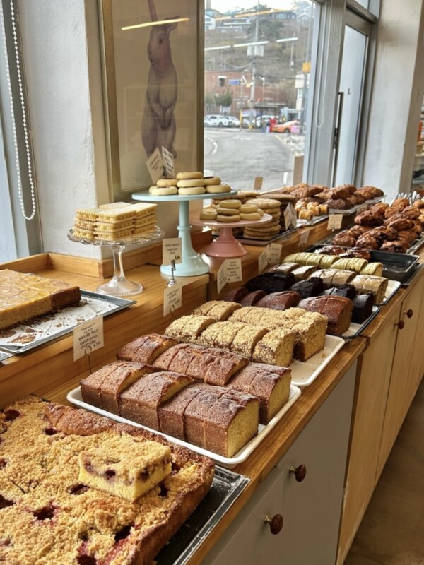 무심한 듯 빵이 진열되어 있는 부암동 스코프 매장 내부 / 권혁주