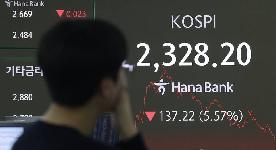 지난 7일 오후 하나은행 딜링룸. 이날 코스피는 전장 대비  5.57% 내렸다. /연합뉴스