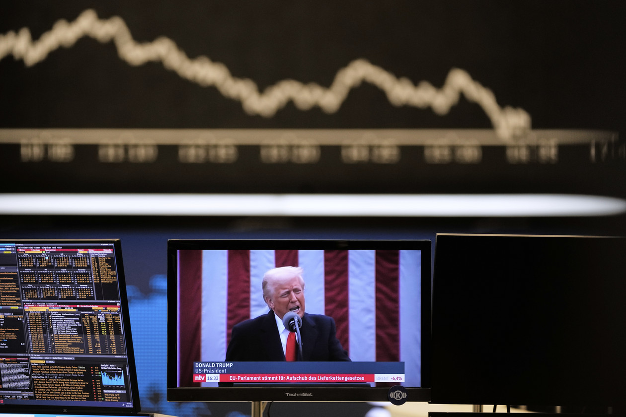 도널드 트럼프 대통령이 2025년 4월 3일 독일 프랑크푸르트 증권거래소에서 TV 화면에 등장하고 있다. /AP=연합뉴스