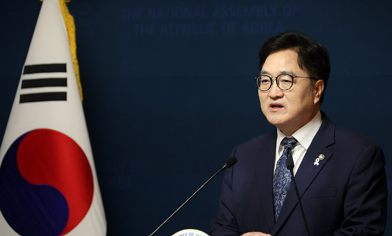 우원식 국회의장이 지난 6일 서울 여의도 국회 사랑재에서 개헌 관련 기자회견을 하고 있다. /연합뉴스