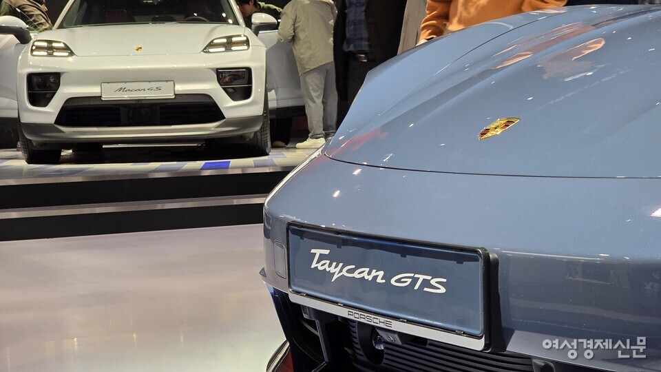 포르쉐 부스에 전시된 타이칸 GTS /김현우 기자
