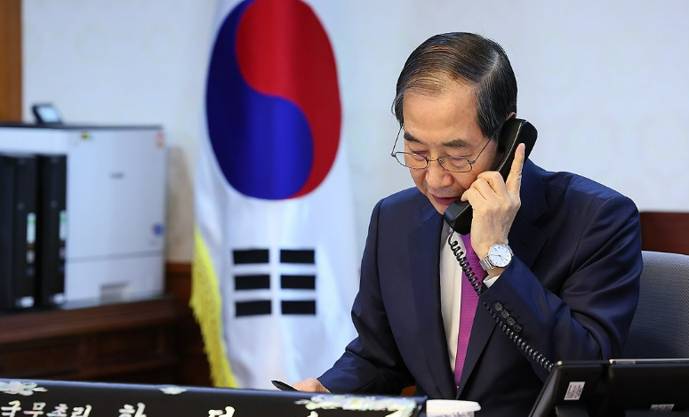 한덕수 대통령 권한대행이 지난 8일 정부서울청사에서 도널드 트럼프 미국 대통령과 전화 통화를 하고 있다. /연합뉴스