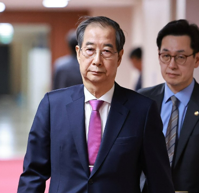 한덕수 대통령 권한대행 국무총리가 지난 8일 정부서울청사에서 열린 국무회의에 입장하고 있다. /연합뉴스