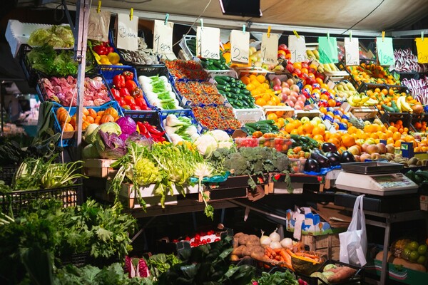 여러 종류의 과일이 신선하고 저렴한 이탈리아 과일 가게 /게티이미지뱅크