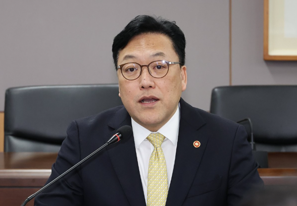 김병환 금융위원장이 10일 금융지주의 핀테크 출자·소유 규제 완화를 차질 없이 추진하겠다고 약속했다. /연합뉴스