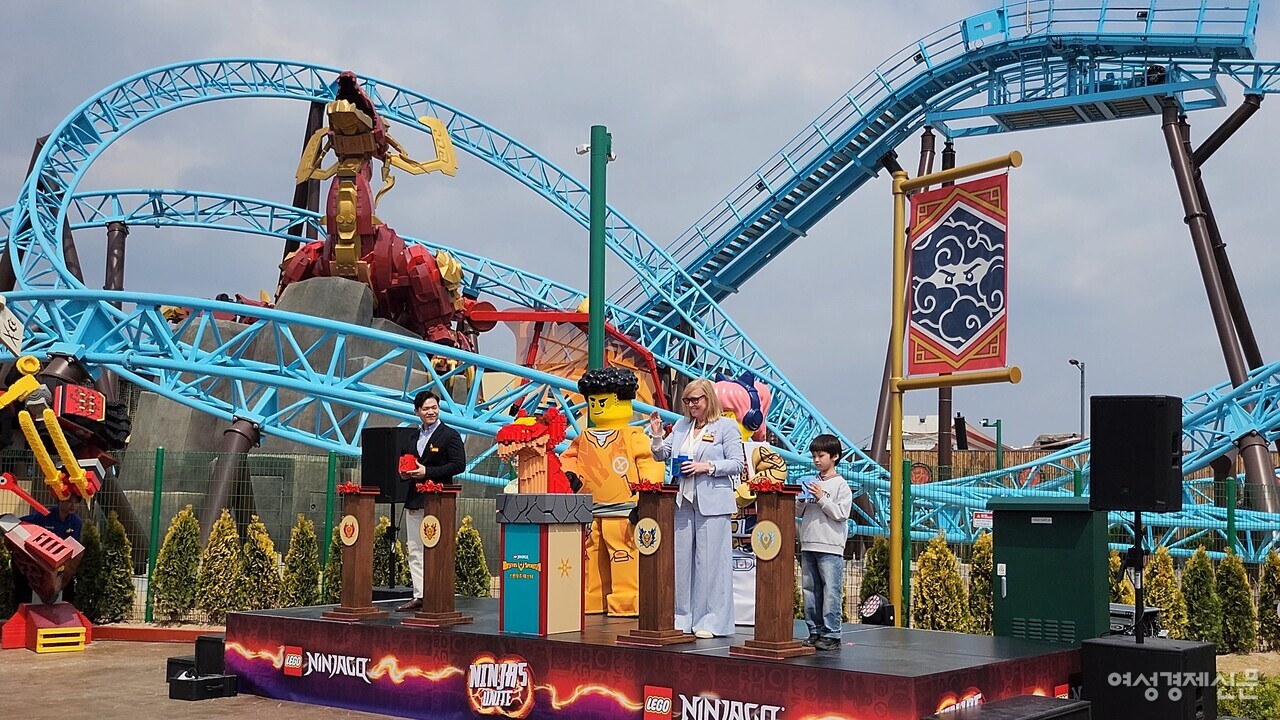 10일 오전 강원도 춘천에 위치한 레고랜드에서 신규 어트랙션 스핀짓주 마스터 공개 기념 행사를 진행하고 있다. /류빈 기자