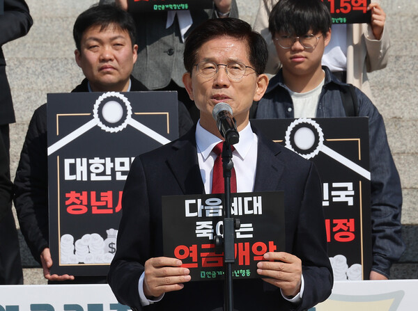 대선 출마를 선언한 김문수 전 고용노동부 장관이 11일 서울 여의도 국회 본청 계단 앞에서 열린 연금개혁청년행동 주최 '연금개악 규탄 집회'에서 발언하고 있다. /연합뉴스