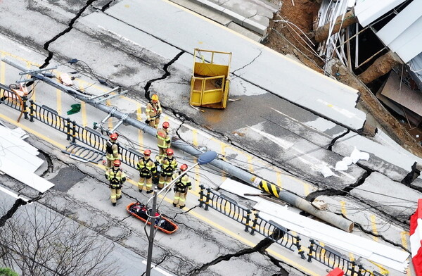 13일 붕괴 사고가 발생한 경기도 광명시 신안산선 지하터널 공사 현장에서 구조대원들이 대기하고 있다. /연합뉴스