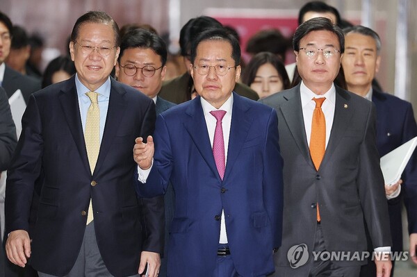 국민의힘 권영세 비상대책위원장과 대선 출마를 선언한 홍준표 전 대구시장(가운데)이 14일 국회에서 면담을 하기 위해 이동하고 있다. /연합뉴스