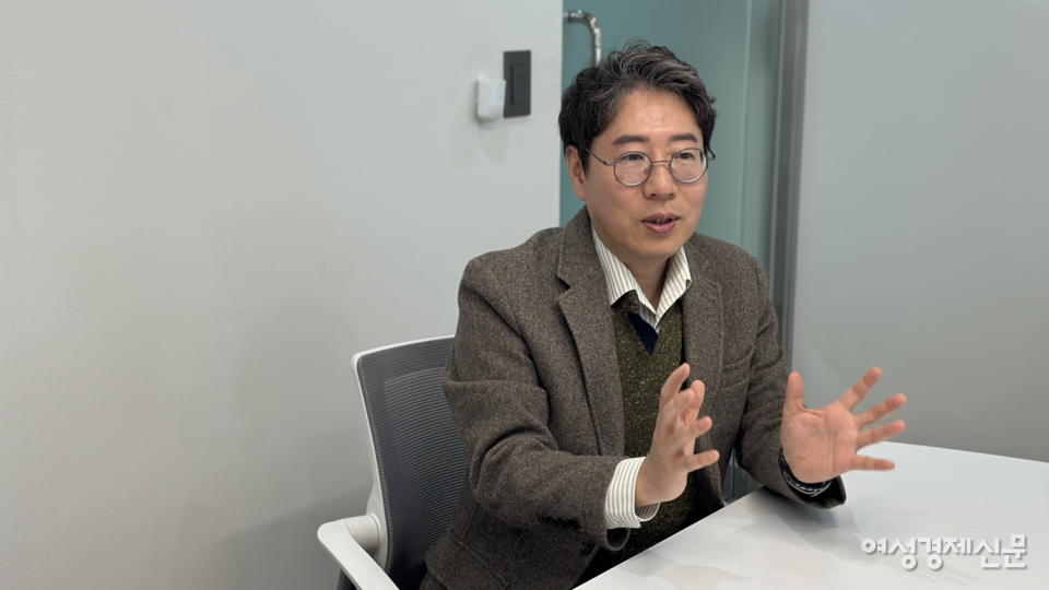 지난 10일 여성경제신문이 24만 구독자를 보유한 실버타운 전문 유튜브 채널 ‘공빠TV’ 문성택 대표를 만났다. /김정수 기자