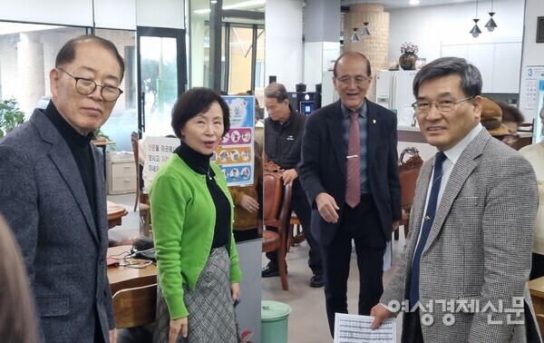 1층 로비에서 최세용 장로 부부, 오정호 대표와 임영희 담임목사 /이한세 객원기자