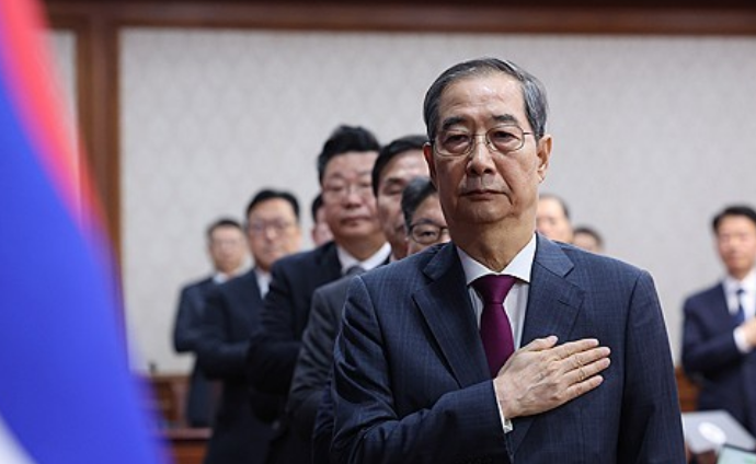 한덕수 대통령 권한대행 국무총리가 14일 정부서울청사에서 열린 국무회의에서 국기에 경례하고 있다. /연합뉴스