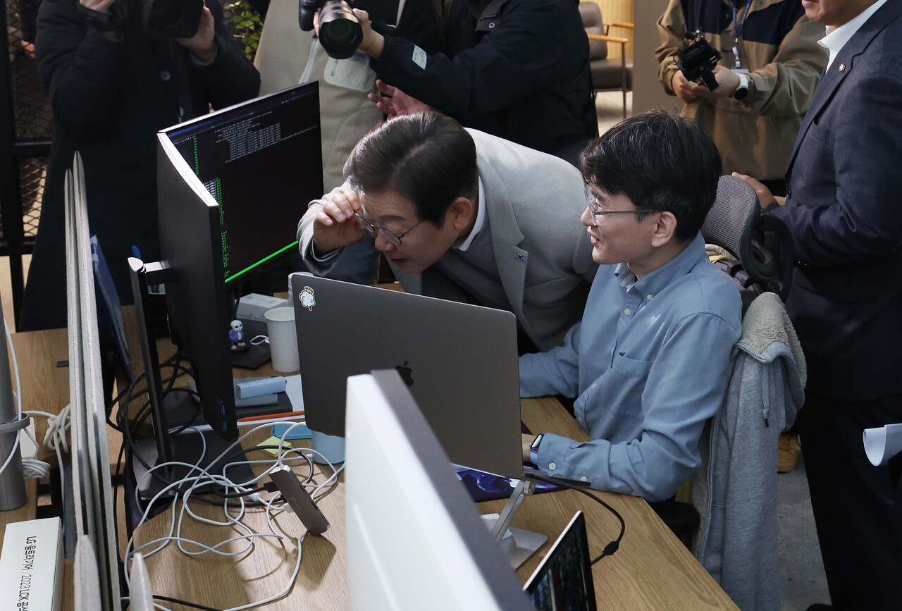 더불어민주당 이재명 대선 예비후보가 14일 서울 강남구 퓨리오사AI에서 회사를 둘러보고 있다. /연합뉴스