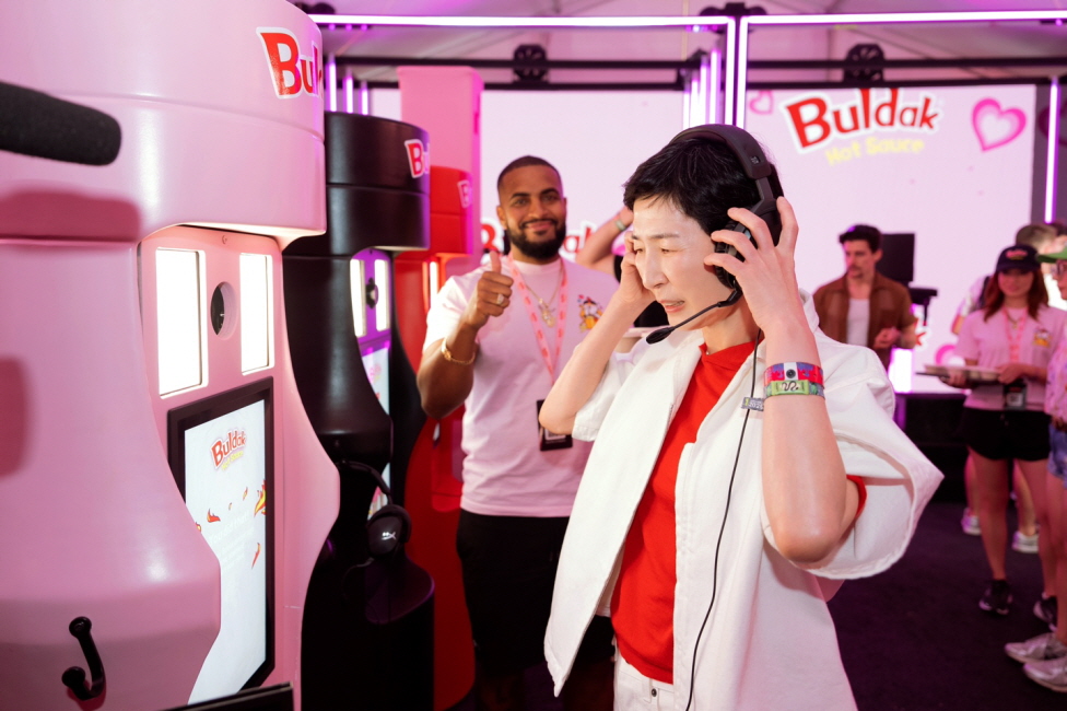 김정수 삼양식품 부회장이 올해 첫 글로벌 현장 경영 일정으로 미국을 방문해, 세계적인 음악 축제 ‘코첼라 밸리 뮤직 앤드 아츠 페스티벌(코첼라)’ 현장을 찾았다. 삼양식품은 올해 코첼라와 국내 최초로 공식 파트너십을 맺고 ‘불닭 부스’를 운영 중이다. 김 부회장은 부스를 직접 찾아 운영 상황을 점검하고 현지 소비자들과의 소통을 통해 브랜드 경쟁력을 알리는 데 주력했다. /삼양식품