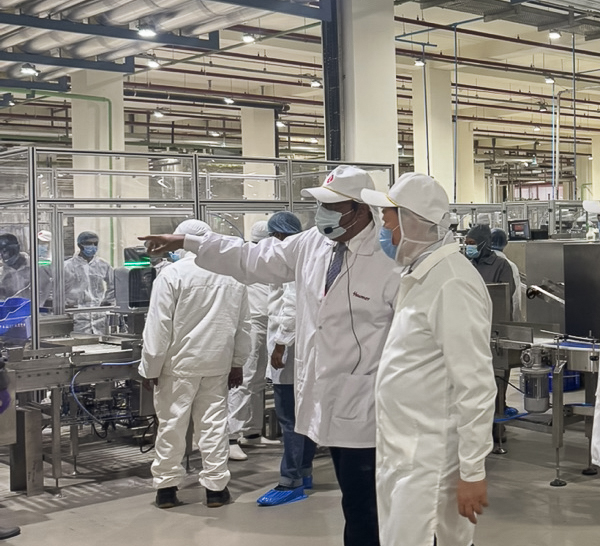 롯데는 지난 2월 6일 인도 푸네시에서 하브모어 신공장 준공식을 개최했다. 신공장은 롯데웰푸드가 2017년 하브모어를 인수한 이후 처음 증설한 생산시설이다. 신동빈 롯데 회장(오른쪽)이 신공장을 둘러보고 있다. /롯데그룹